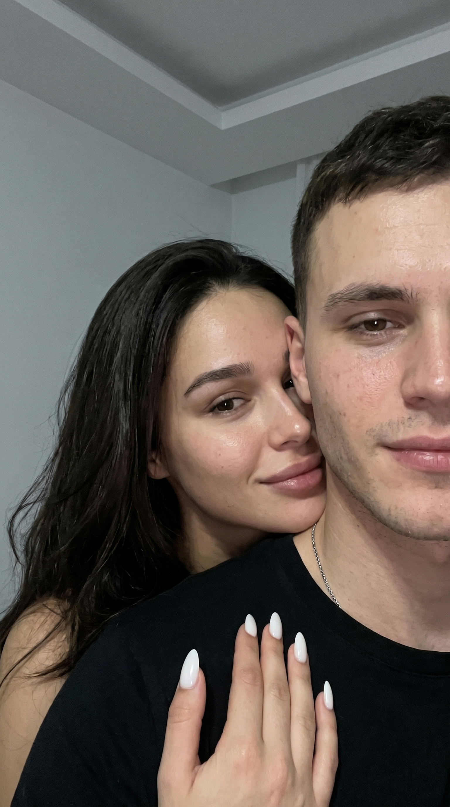 Пара в домашнем селфи