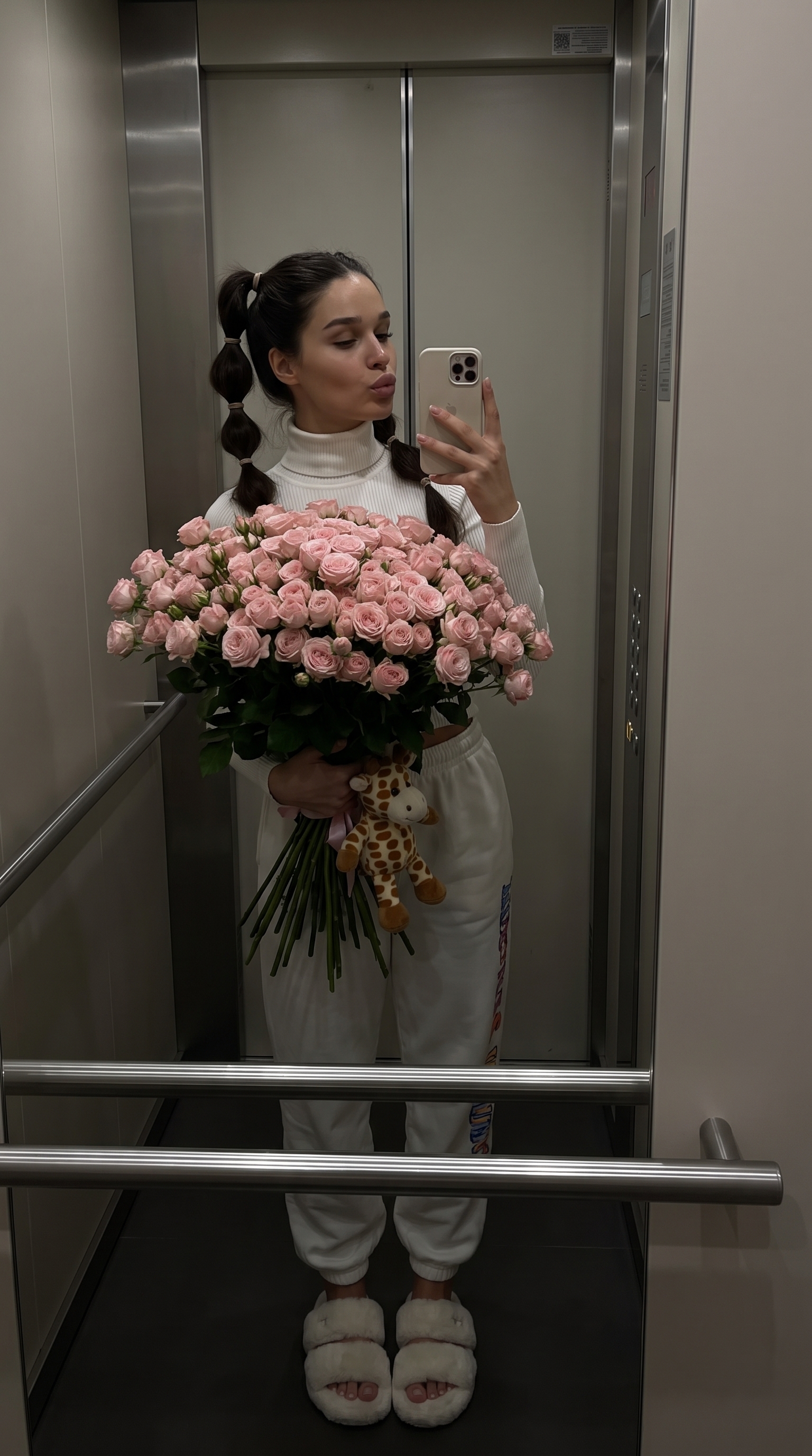 Селфи в лифте с букетом роз