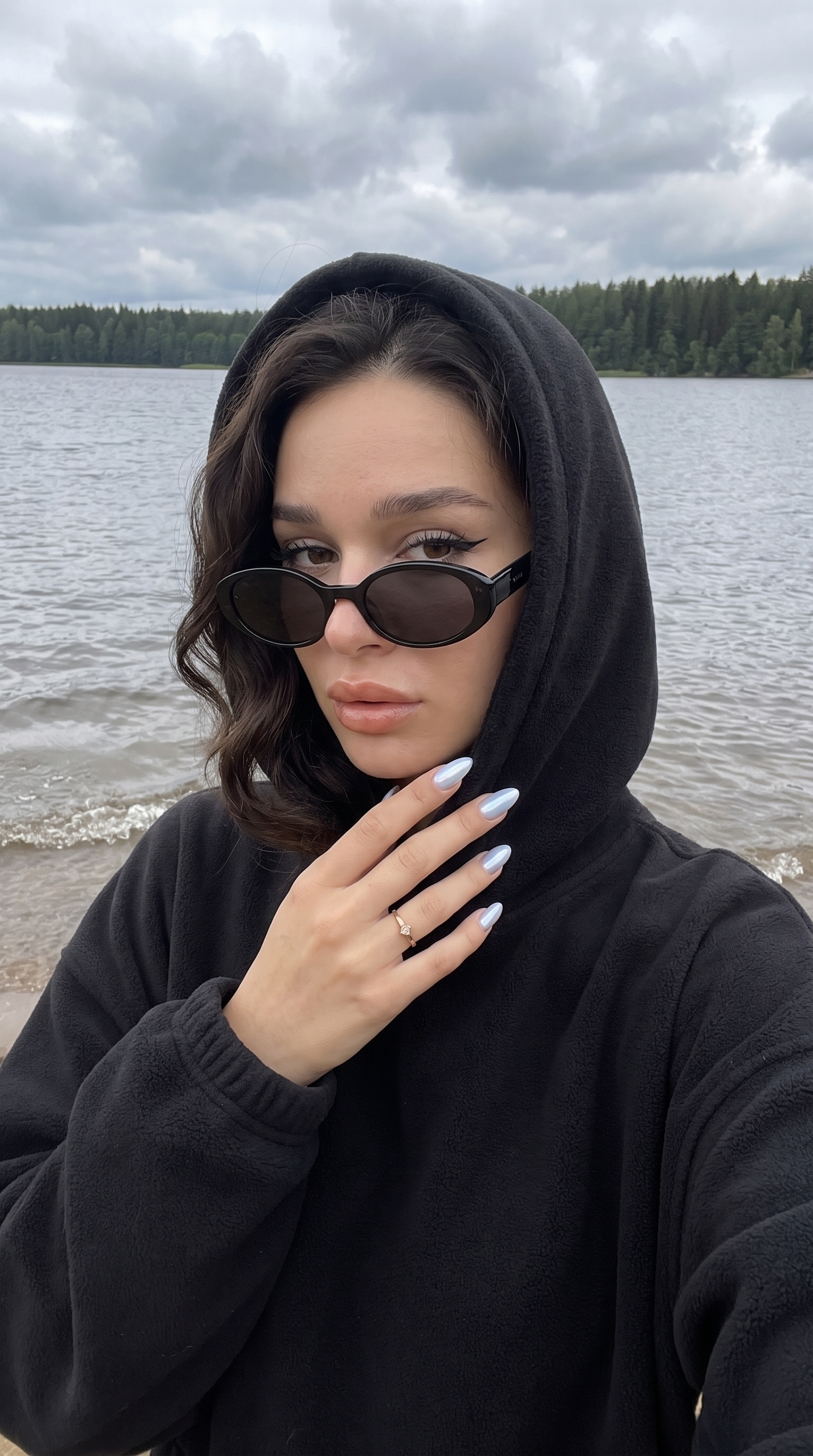 Селфи в капюшоне у озера