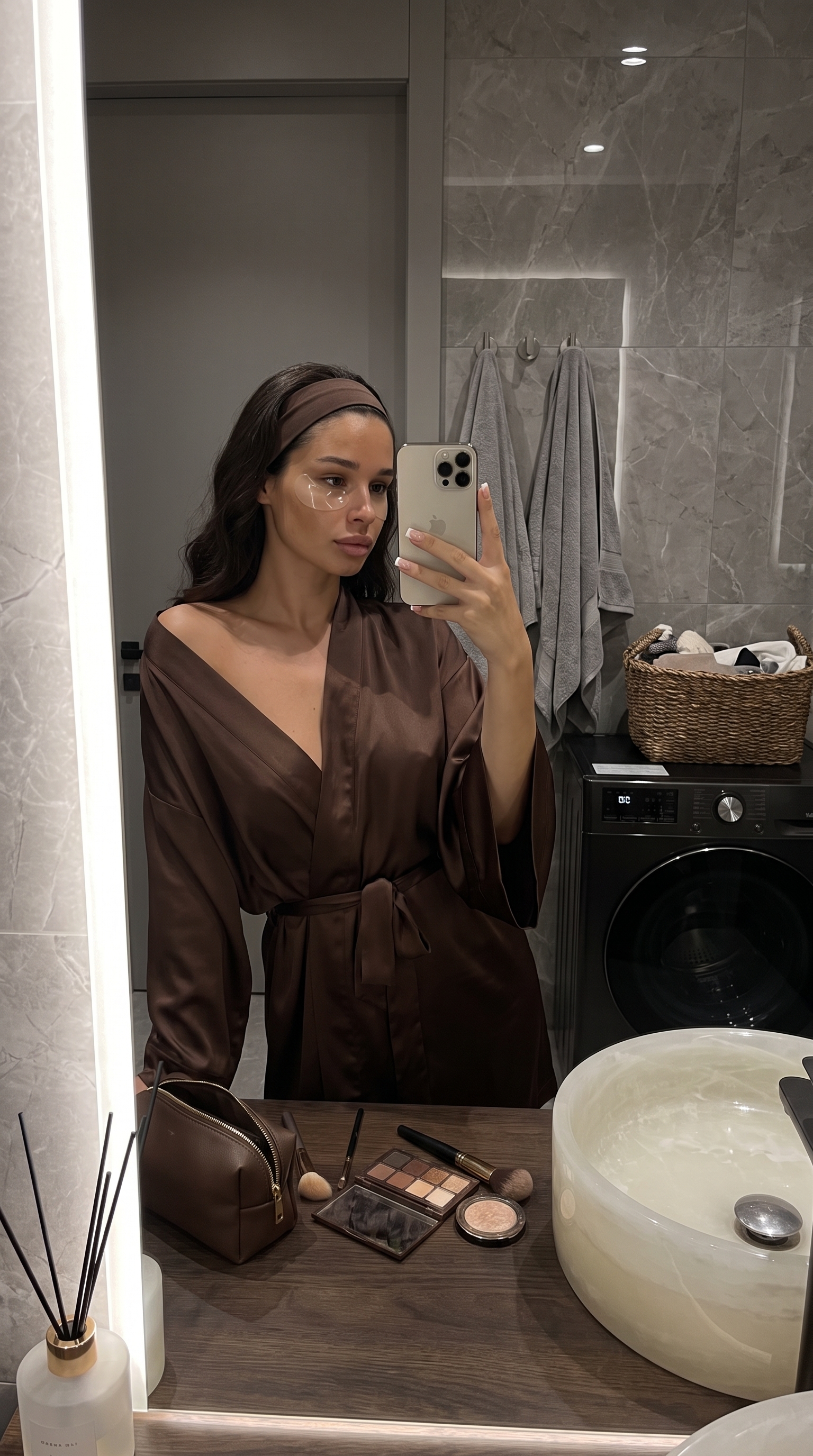 Зеркальное селфи в халате