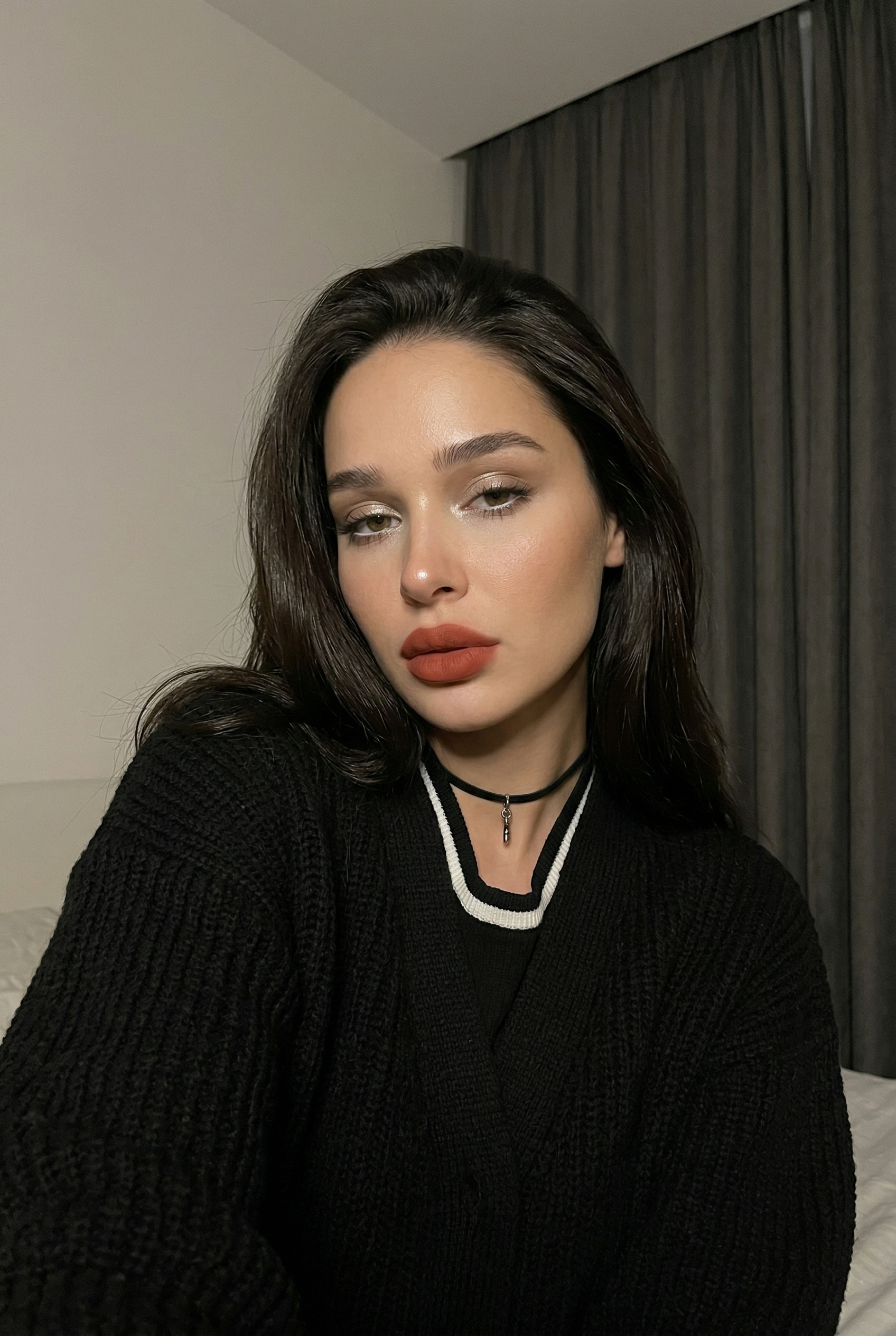 Селфи с яркими губами 