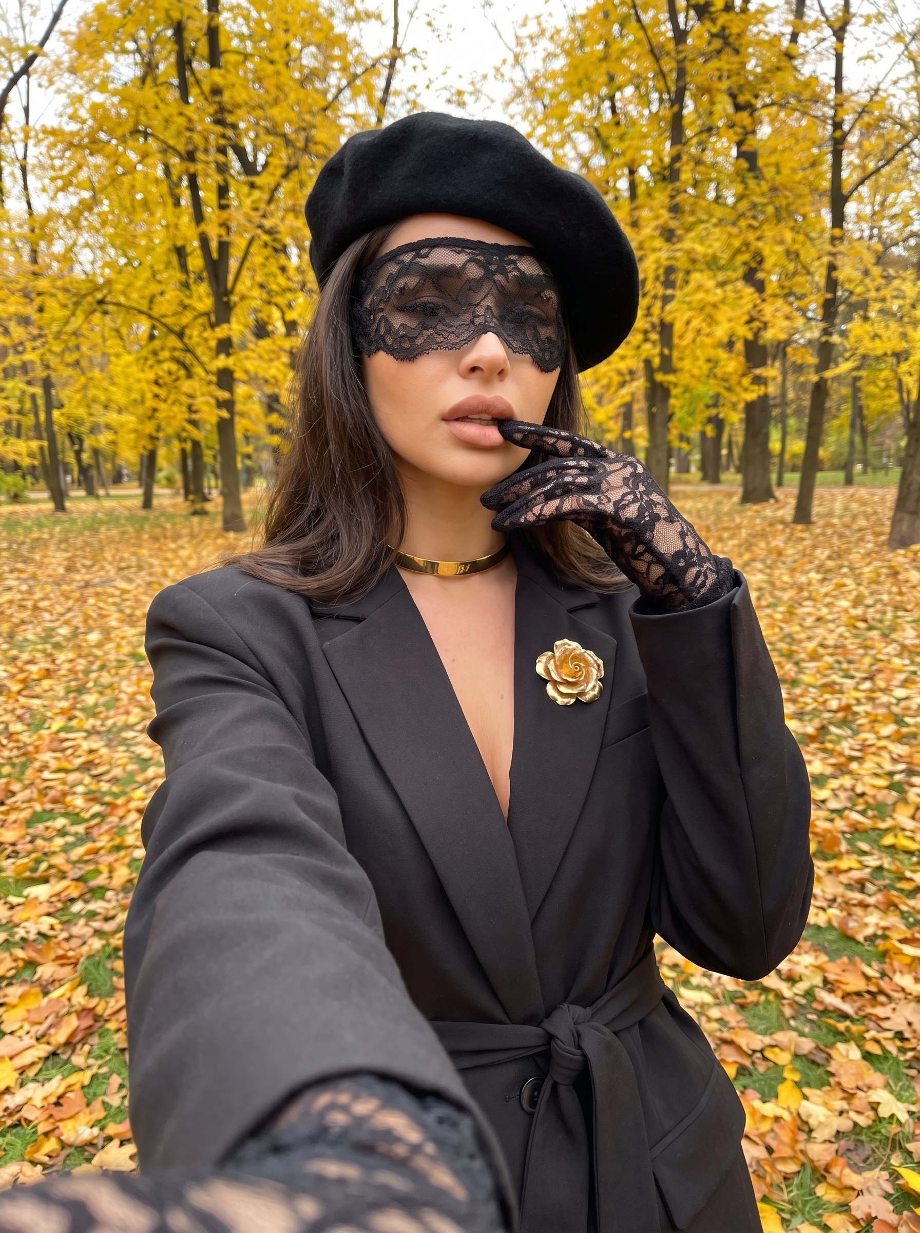 Селфи в кружевной маске