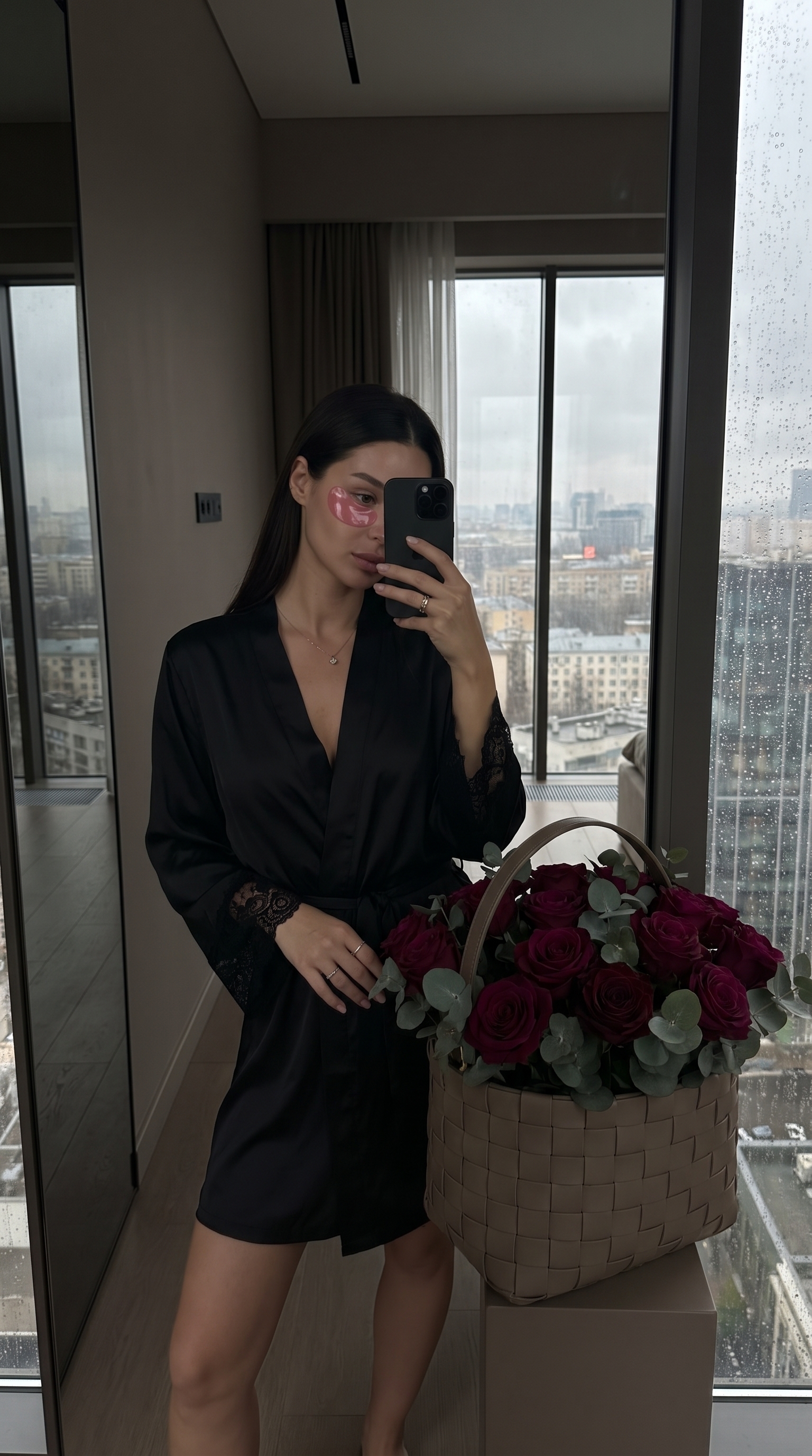 Селфи с розами у зеркала