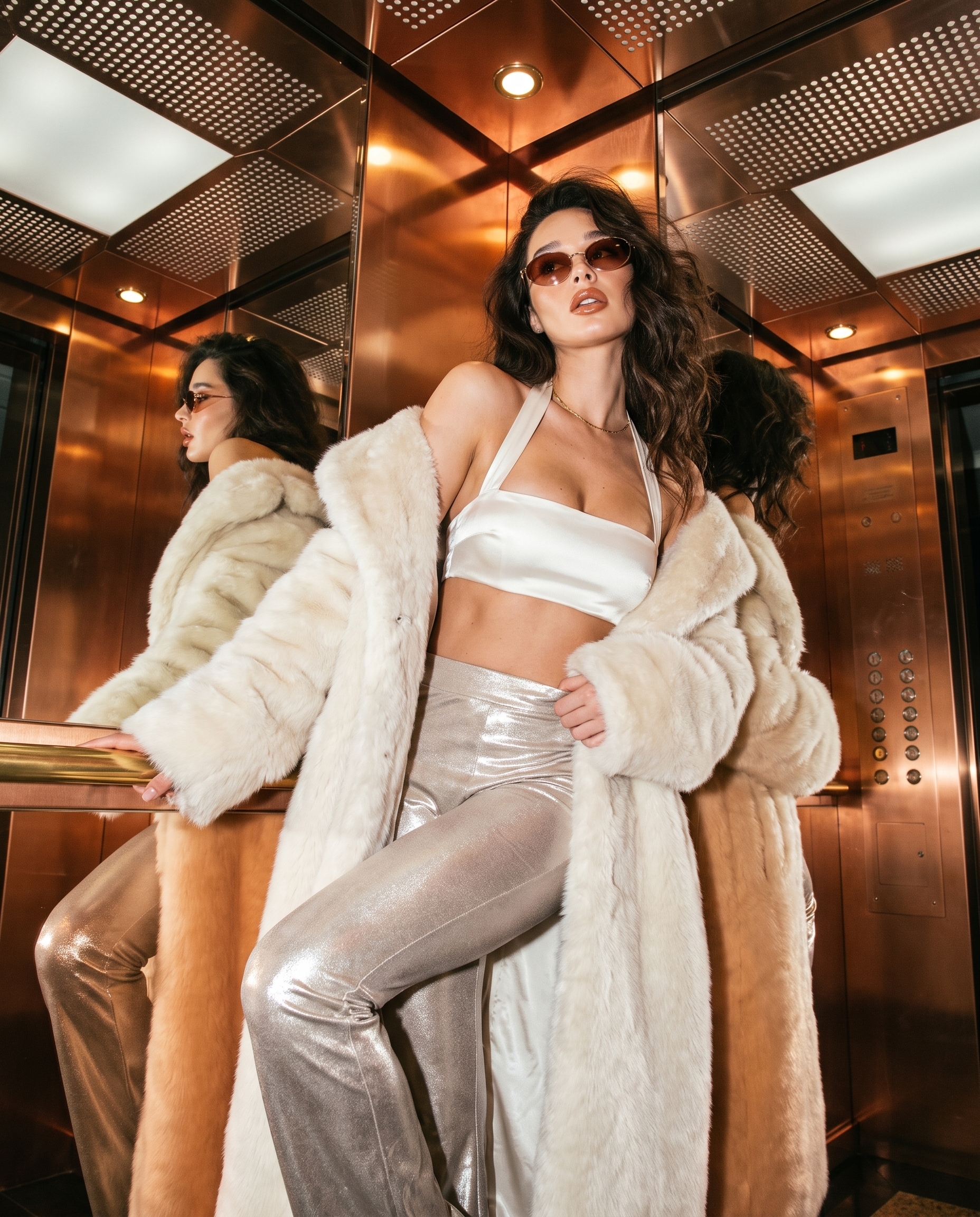 Fashion-кадр в зеркальном лифте
