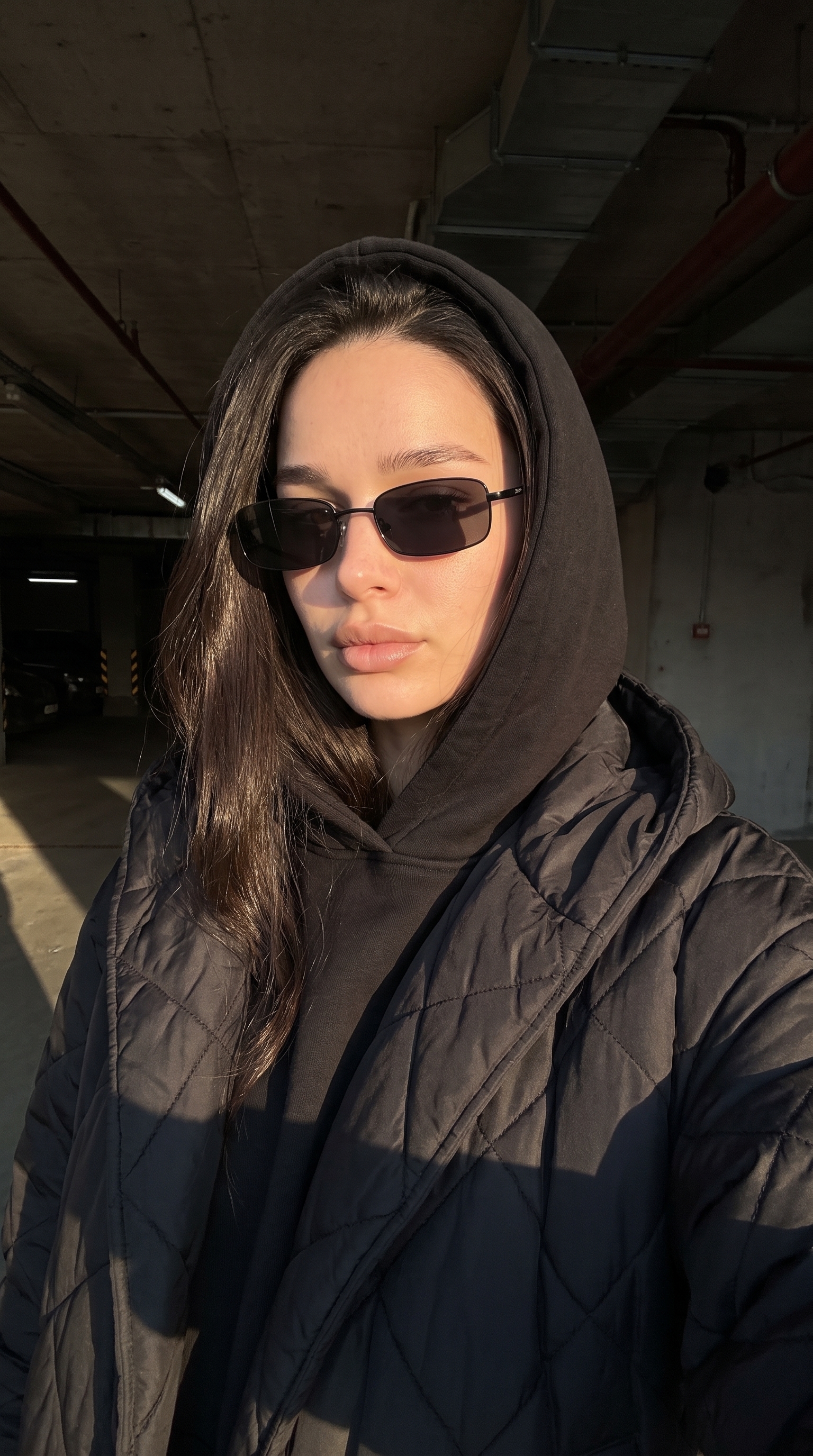Селфи в чёрном худи на парковке