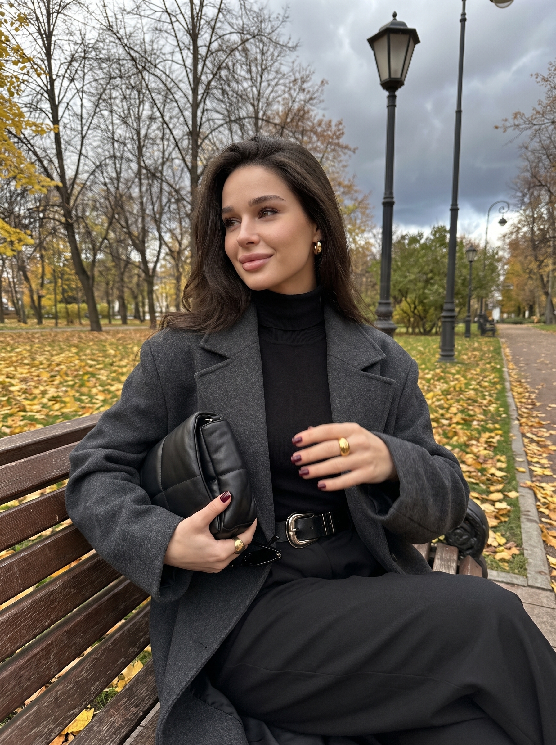 Осенний сквер в чёрном