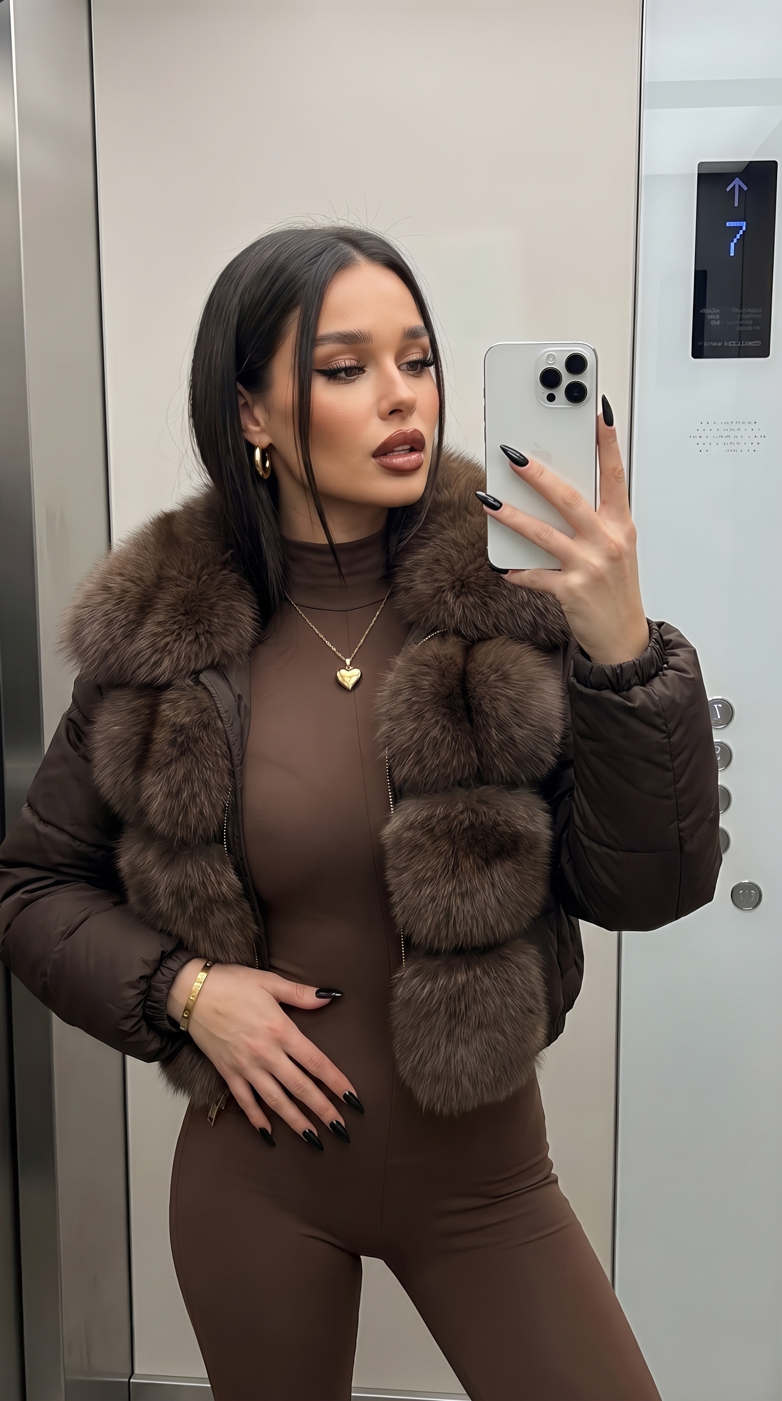 Зеркальное селфи в лифте