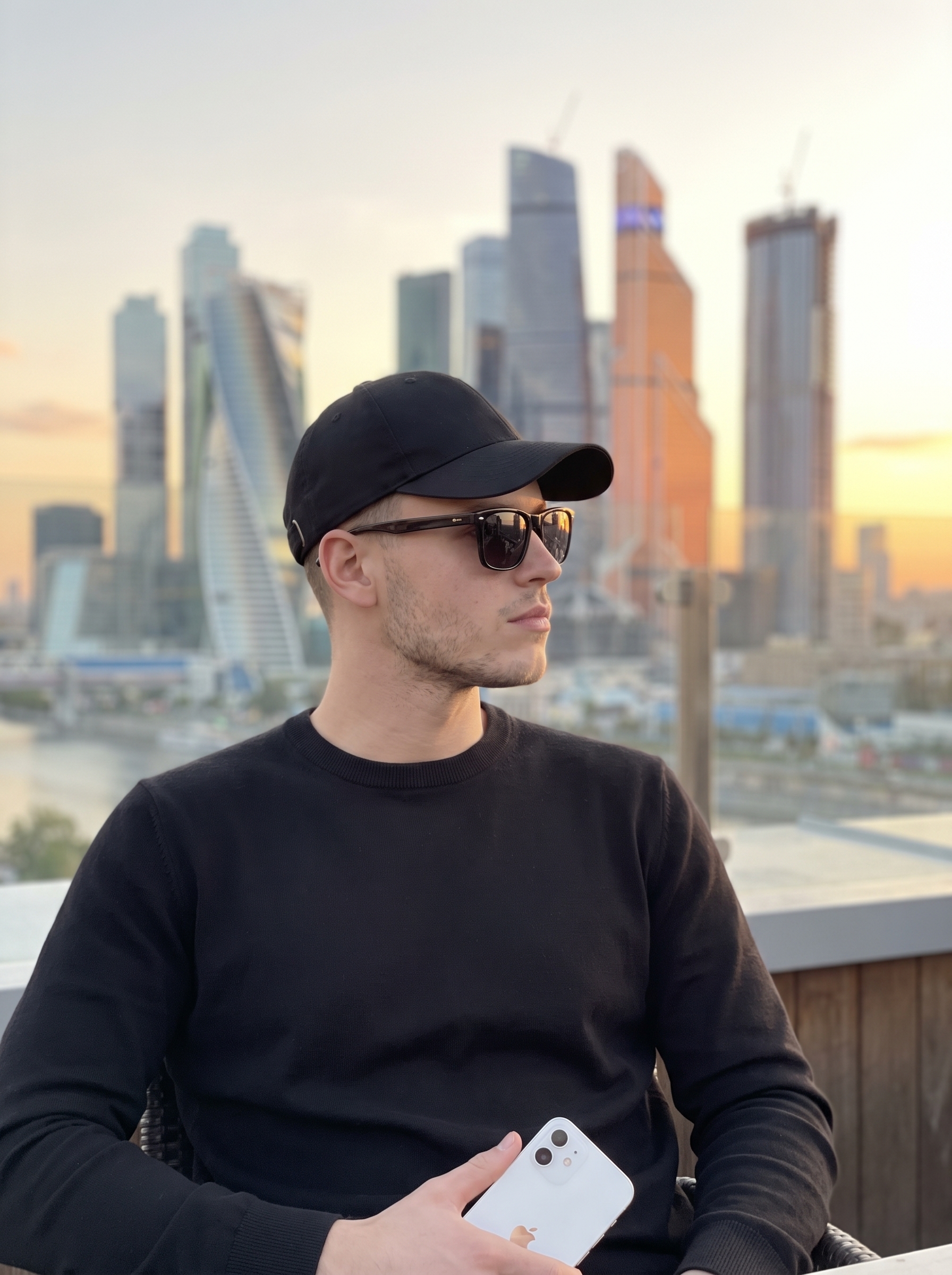 Мужской портрет на террасе