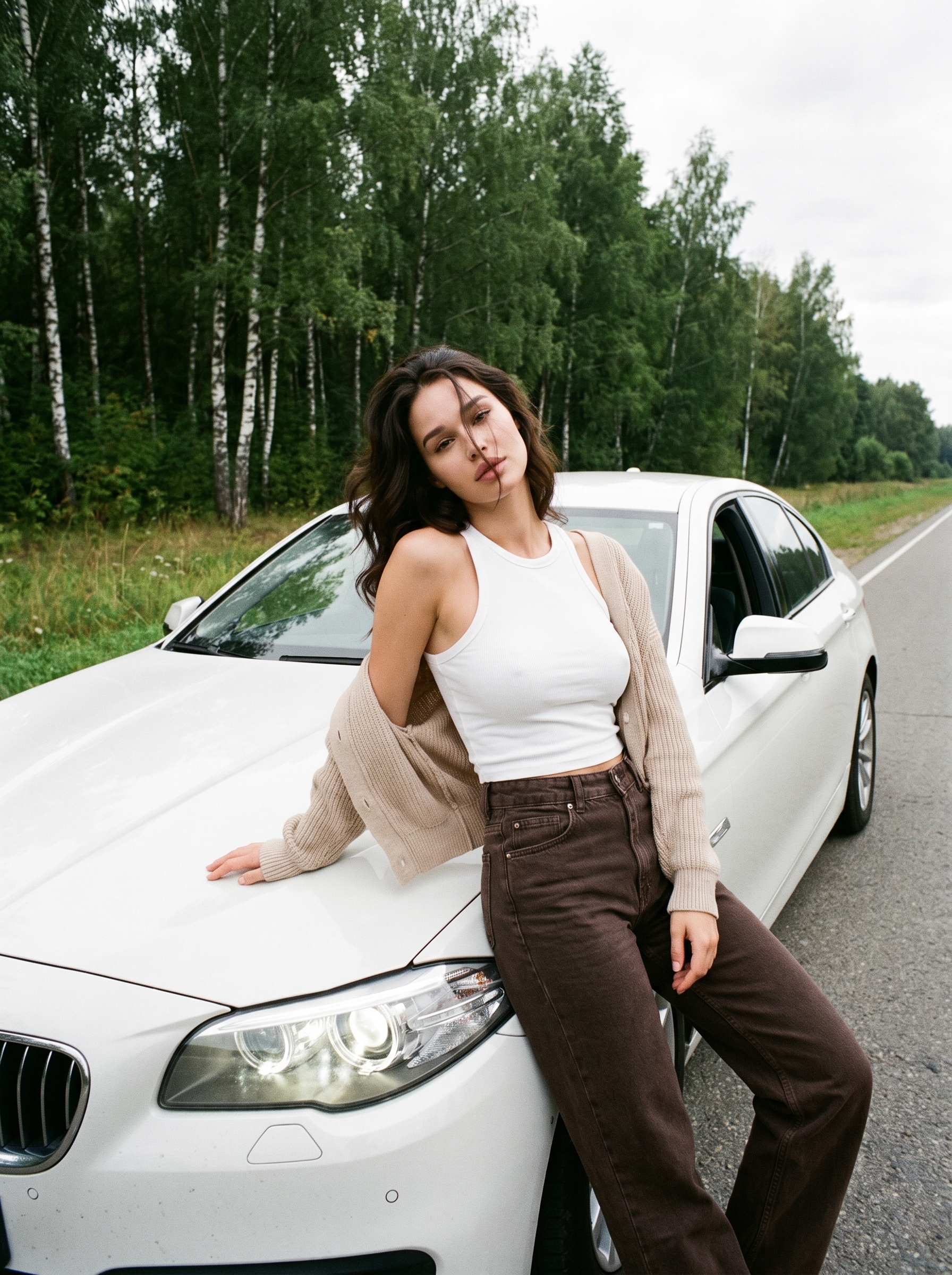 Фотосессия у белого авто